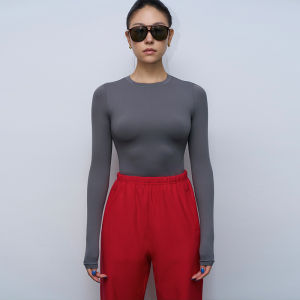 เสื้อยืดคอกลมแขนยาวทรงเข้ารูปคอกลมขนาดเล็กสไตล์คลาสสิกสองชั้นสำหรับฤดูใบไม้ร่วงและฤดูหนาว