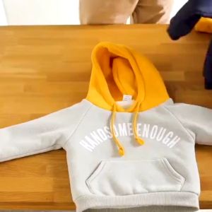 เสื้อมีฮู้ดเด็กชาย เสื้อกันหนาวโสด พิมพ์ลายตัวอักษรแฟชั่นเกาหลี เสื้อสเวตเตอร์ฟลีซแขนยาวสำหรับเด็กชายและเด็กหญิง