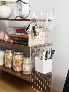 API ชั้นวางหนังสือ ins สไตล์ ชั้นวางหนังสือตั้งโต๊ะ โต๊ะทำงานสีไม้ธรรมชาติ ชั้นวางของหลายชั้น ชั้นวางของแบบเจาะรู สีไม้