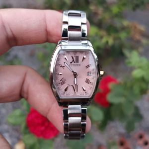Đồng Hồ Nữ Si Nhật 💥 💫 CITIZEN - XC ✨ Radiocontrolled H240-T021573 ✨ Kính Sapphire ✨ Giờ thế Giới ( World Time )💞Size 28 mm💞Size Dây 16.5 cm 💞 Chống Nước 50 Mét 💫 💥G.121