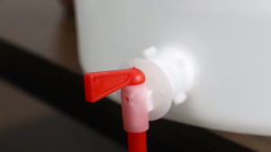 จุกก๊อกพลาสติก ก๊อก หัวจุกก๊อกบรรจุขวด สำหรับน้ำดื่ม ถังไวน์ ถังหมักไวน์ หรือเบียร์ No.52 สีขาวแดง 9WAREE