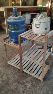 rak tempat penyimpanan air galon piring dan rice cooker