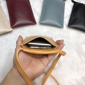 พร้อมส่ง รูปแบบใหม่ แฟชั่น กระเป๋าสะพายข้างผู้หญิง 6 สี เรียบง่าย หนัง PU กระเป๋าใส่โทรศัพท์