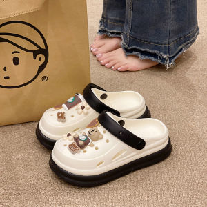 รองเท้าแตะแบบสวมสำหรับผู้หญิง ทรงหัวมน พื้นหนา กันลื่น สไตล์น่ารัก ทรงหัวหมี สวมใส่สบาย ฤดูร้อน 2025 รองเท้าแตะแบบสวมที่มีรูพร้อมหัวเข็มขัด