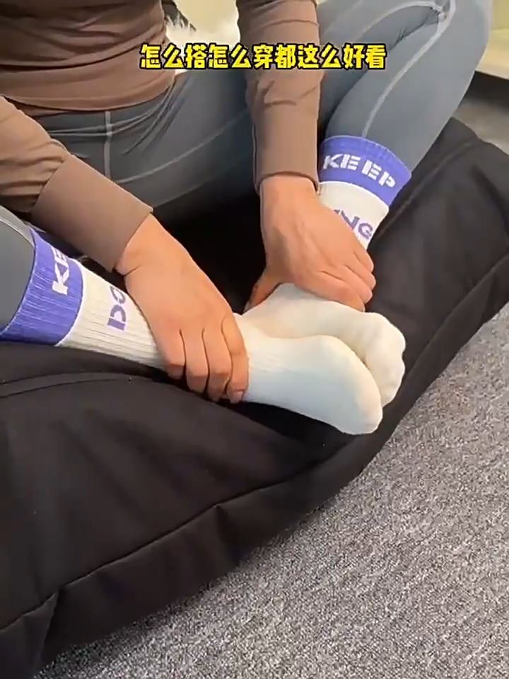 {COD} Non-Slip Yoga Socks Womens Crew Grip Socks with "KEEP DOING" Print for Pilates Barre Home Gym & Barefoot Training
