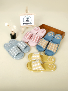 รองเท้าแตะผ้าบุขนแกะแบบหนาพิเศษสำหรับคู่รัก รองเท้าแตะผ้าฝ้ายกันลื่นพื้นยาง รองเท้าแตะแบบซักได้สามชั้น