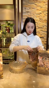 Hạt Hướng Dương Tẩm Mật Ong Vị Caramen Bà Lão JIE KOU - Túi 500g