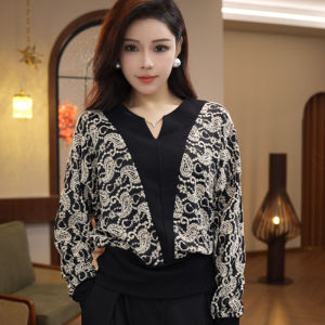 Elegant Ageless Long Sleeve Knitted Sweater Womens Loose V Neck Splice Fashionable Versatile Autumn New Arrival Top