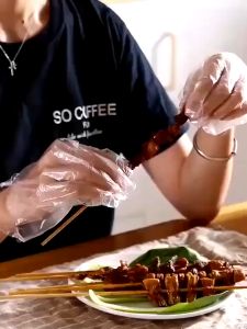 Hộp găng tay nilong dùng 1 lần găng tay nilong tiện lợi dùng 1 lần