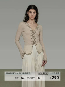 Retro Embroidered V-neck Slimming Knitted Top