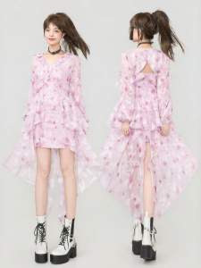KEIKO | Đầm Trà Hồng Hoa Văn với Hoa Cắt 3D và Xếp Ly Không Đều