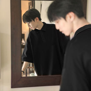 เสื้อโปโลแขนสั้นผู้ชายสไตล์ญี่ปุ่นฤดูร้อนเสื้อยืดโพลีเอสเตอร์น้ําหนักเบาพร้อมความรู้สึกอเมริกันที่ทนทานสําหรับวัยรุ่น