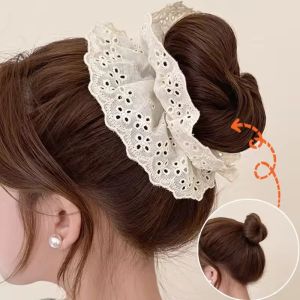 วิกผมมวยลายลูกไม้เลียนแบบอย่างอ่อนโยนสำหรับผู้หญิงหัววิกผมมีเชือกผูกผูกผูกโบว์ดอกไม้ตูมสำหรับฤดูใบไม้ผลิฤดูร้อนเครื่องประดับผมทุกวัน