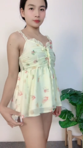 ชุดเซ็ตเสื้อสายเดี่ยวดอกไม้สีเหลือง กางเกงขาสั้นสีขาวผูกเชือก