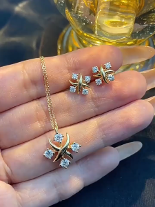 ［Real Diamond］Queensun 40points 18K Crossed Cross  Lab Grown Diamond Earrings 黄金十字架交叉钻石耳钉Earring for women/Korea Earrings/Stud earrings/accessories /Temperament earring/diamond jewelry