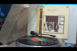 2 แผ่นเสียง 12นิ้ว h80 5537 Japan แผ่นNMริ้วรอยบาง เสียงรบกวนน้อยนิดไม่มีรอยลึก แผ่นล้างทำความสะอาดแล้ว ปกVG++มีตำหนิขอบนิดหน่อย ขอบไม่ขาด สันไม่ทะลุ