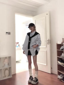 เสื้อเชิ้ตแขนยาวลายทางสีน้ำเงินสไตล์อเมริกันย้อนยุคสำหรับผู้หญิง ทรงหลวม ฤดูใบไม้ผลิ ทรงหลวม สไตล์ไม่สม่ำเสมอ แฟชั่นฤดูใบไม้ผลิ