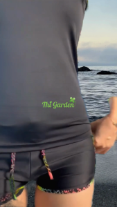 Bộ đồ bơi nữ kín đáo thiết kế phong cách thể thao gồm áo thun tay dài và quần ngắn hoạ tiết nữ tính cho bạn nữ cân nặng dưới 52kg chất liệu thun co giãn 4 chiều.