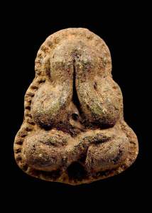 พระปิดตาหลวงปู่ทิมวัดละหารไร่จังหวัดระยองพิมพ์จัมโบ้ ปี2515 เนื้อผงพรายกุมาร ด้านหลังฝังพลอย