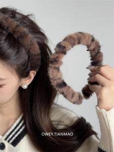 ผ้ากันเปื้อนขนหนูลายเสือดาวฤดูใบไม้ร่วงและฤดูหนาวสำหรับผู้หญิง ยางยืดป้องกันการลื่น คลิปผมแบบมีฟันสำหรับแก้ปัญหาผมวุ่นวาย
