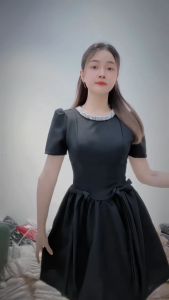 Đầm đen tay phồng dáng xòe đính đá cổ Miu Dress