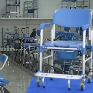 【SG】Portable Wheeled Commode Chair with U-shaped Seat Foldable Mobile Toilet Chair for Elderly Pregnant & Disabled