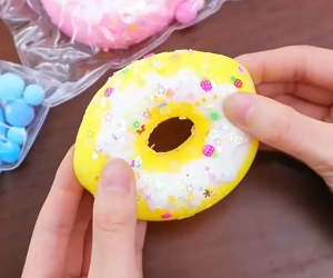 Mainan Squishy Doughnut / Mainan Pencet Donut Lucu Anti Stres AT0202