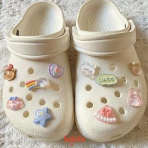 ชุดอุปกรณ์ตกแต่งรองเท้าแฟชั่นใหม่ ตัวล็อครองเท้าแบบมีรู ลายหมีสีรุ้ง น่ารัก รูปสัตว์ ดอกไม้ สำหรับตกแต่งรองเท้า DIY