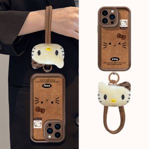 เคสสำหรับ ไอโฟน iPhone 16 16e 15 14 13 12 11 Plus Pro Max XS Max X XR ProMax 15plus 14Plus 16plus เคสโทรศัพท์ iPhone 16ProMax 15ProMax 14ProMax ดีไซน์ใหม่ เรโทร น่ารัก การ์ตูน HelloKitty ตุ๊กตาผ้ากำมะหยี่ ซิลิโคน นุ่ม ปกอ่อน พร้อมสายคล้อง