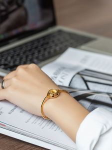 นาฬิกาข้อมือสีทองขนาดเล็กสไตล์ย้อนยุค สายโซ่แบบครึ่งแขนมีเลื่อม นาฬิกาข้อมือแบบควอตซ์สำหรับผู้หญิง สายโซ่แบบครึ่งแขน