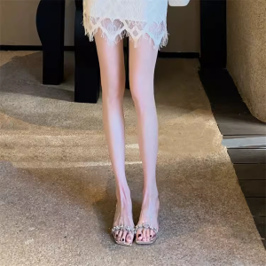 รองเท้าแตะส้นสูงคริสตัลใสสีเงิน รองเท้าแตะส้นหนาแบบสวมสบายสำหรับผู้หญิง รองเท้าแตะส้นสูงแบบสวมสบายสำหรับกลางแจ้ง