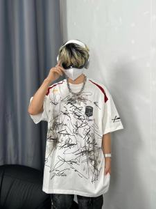 เสื้อยืดแขนสั้นหลวมสไตล์สตรีทสำหรับฤดูร้อน 2024 สำหรับผู้ชายและผู้หญิง ลายเซ็นชื่อ YZL Workshop แฟชั่นลำลอง