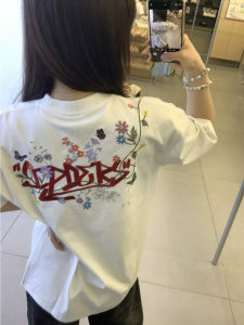 เสื้อยืดแขนสั้นผู้หญิงสไตล์อเมริกัน ทรงหลวม ทรงเข้ารูป ลายดอกไม้ ผ้าฝ้าย ทรงเข้ารูป เสื้อเชิ้ตคอกลม