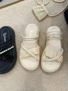 รองเท้าแตะแฟชั่นผู้หญิง ดีไซน์แต่งจีบสวยหรู ตกแต่งไข่มุก ลมนางฟ้า รองเท้าพื้นนิ่ม ใส่สบาย ใส่สวยมาก 2025ใหม่