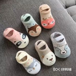 พร้อมส่งจากไทย! ใหม่ ถุงเท้าเด็กข้อสั้น ถุงเท้ากันลื่น มีสายรัดไม่หลุดง่าย ใส่สบาย ผ้านิ่ม ลายน่ารักมากกก w23