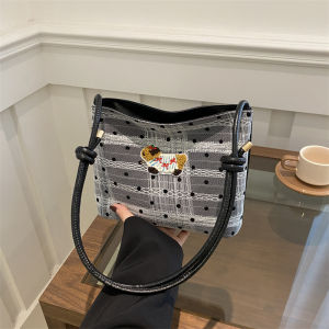 กระเป๋าสะพายข้างทรงถ้วยสุดเก๋สำหรับผู้หญิง กระเป๋าสะพายไหล่แบบพกพา ดีไซน์สุนัขหมากรูปแฮมเบอร์เกอร์ กระเป๋าสะพายข้างสไตล์ใหม่ปี 2024 กระเป๋าสะพายข้างแบบนิ่ม