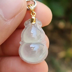Premium Light Green Hue Natural Type A Jadeite Jade crafted with shape of Gourd as Pendant set with 18k Clasp certificate weigh 2.36 grams measurement 20.5 * 12.9 * 5.9 mm (18kp31)
