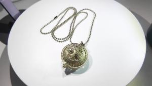 Antique Style Hollow Tree Of Life Necklace Retro Open Pendant Aromatherapy Oil Diffuser Exquisite Perfume Lockets Charm Jewelry