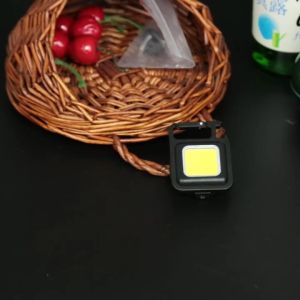Lampu Senter Mini Lampu Berkemah Luar Ruangan Portabel Senter USB Isi Ulang Lampu Saku LED Lampu Gantungan Kunci COB Pembuka Botol Kecil