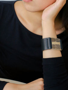 Retro Fashionable Leather Wide Version Snake Skin Pattern Personalized Bracelet Unique Design High-End Feelings Womens Jewelry