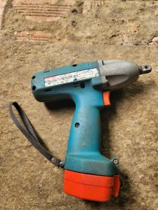 Máy bulong makita siêu khủng 12v máy hoạt động siêu mạnh sản phẩm là thân máy và vỏ PIN ae về đóng PIN vô là sử dụng