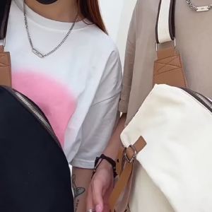 กระเป๋าผ้าแคนวาส กระเป๋าสะพายข้างผู้ชายสไตล์เร กระเป๋าแฟชั่นสไตล์เกาหลีผู้หญิง กระเป๋าสะพายไหล่สีพื้น กระเป๋าเป้สำหรับนักเรียนมัธยมปลาย