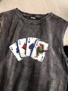 เสื้อกั๊กแขนกุดสไตล์อเมริกันย้อนยุคสำหรับผู้ชาย ฤดูร้อน 2025 แบรนด์ใหม่ INS ฮ่องกง สไตล์ แฟชั่น ลำลอง ระบายอากาศได้ดี คอกลม