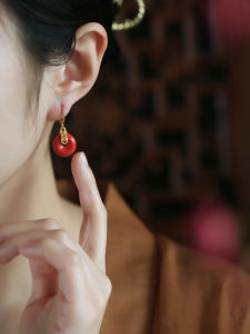 ต่างหูเงินแท้ผสมกาวน้ำมันสีแดงแบบโบราณสำหรับผู้หญิง เครื่องประดับแฟชั่นสไตล์จีนโบราณ ปีเกิดทองคำแท้ เครื่องประดับแฟชั่น