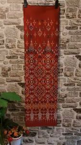 148.ผ้าไหมแกมฝ้าย ผ้าทอทั้งผืน ลายแพรวาเชิงฉัตร สีแดง