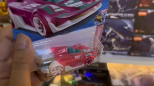 Mô Hình Xe Hot Wheels Mad Drip Case J - Phiên Bản Siêu Xe Tương Lai Màu Hồng Rực Rỡ
