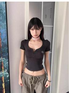 เสื้อยืดคอเหลี่ยมแขนสั้นทรงสลิมฟิตผ้าฝ้ายแท้สไตล์อเมริกันย้อนยุคสำหรับผู้หญิงในช่วงฤดูร้อน เสื้อตัวบนกระชับสัดส่วนสุดเซ็กซี่