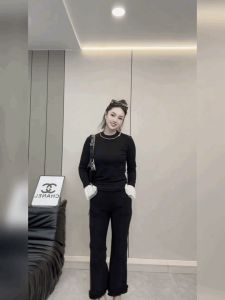 เสื้อยืดคอกลมแขนยาวสีดำสไตล์ฝรั่งเศส ทรงเข้ารูป ดีเทลลูกไม้ แฟชั่นฤดูใบไม้ร่วง 2025 เสื้อผ้าทำงานสำหรับผู้หญิง