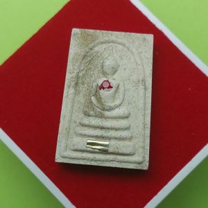 พระผง พิมพ์ปรกโพธิ์ หลวงปู่หงษ์ พรหมปัญโญ รุ่น "ฉลองอูบเส้น" เนื้อผงว่านฝังพลอยเสก ด้านหลัง ฝังแร่ ปี2550 รุ่น ฉลองอูบเส้น