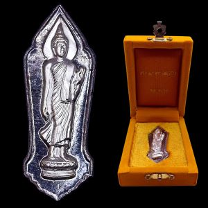 B059 จี้พระ ปางลีลา 25 พุทธศตวรรษ เนื้อชิน หน้ากาก เงิน พระพุทธชยวันตี ปี 2500 ขนาด 2.0X5.0 ซม.